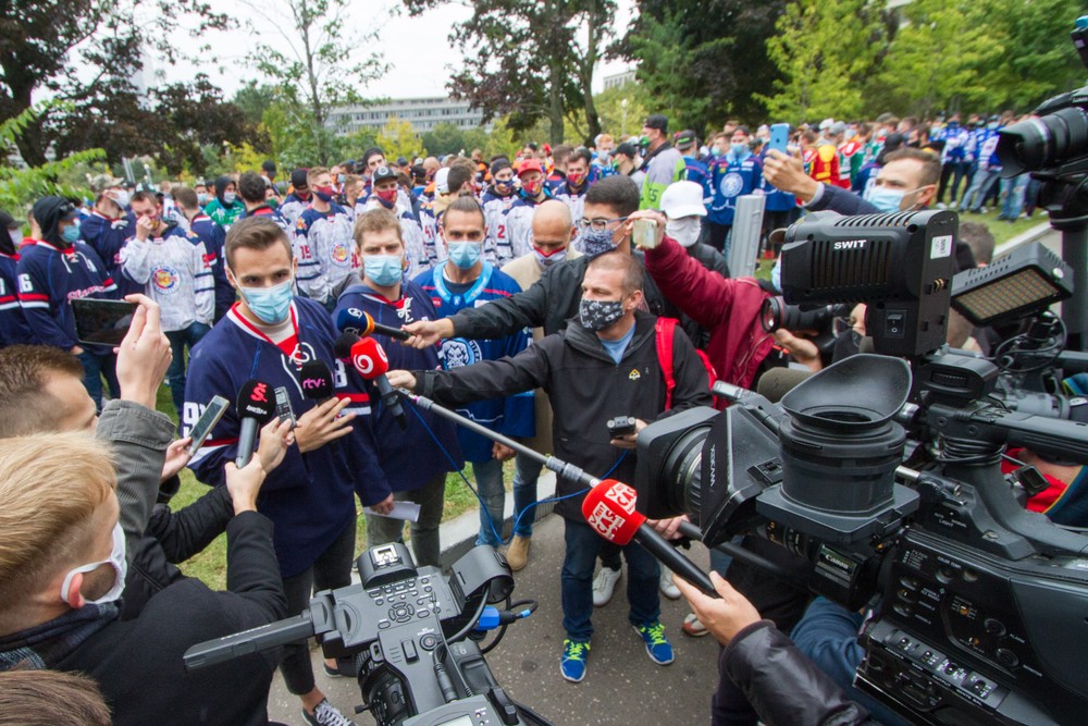 Hokejisti zablokovali úrad vlády. Opatrenia definitívne pochovajú slovenskú ligu, odkazujú vláde 
