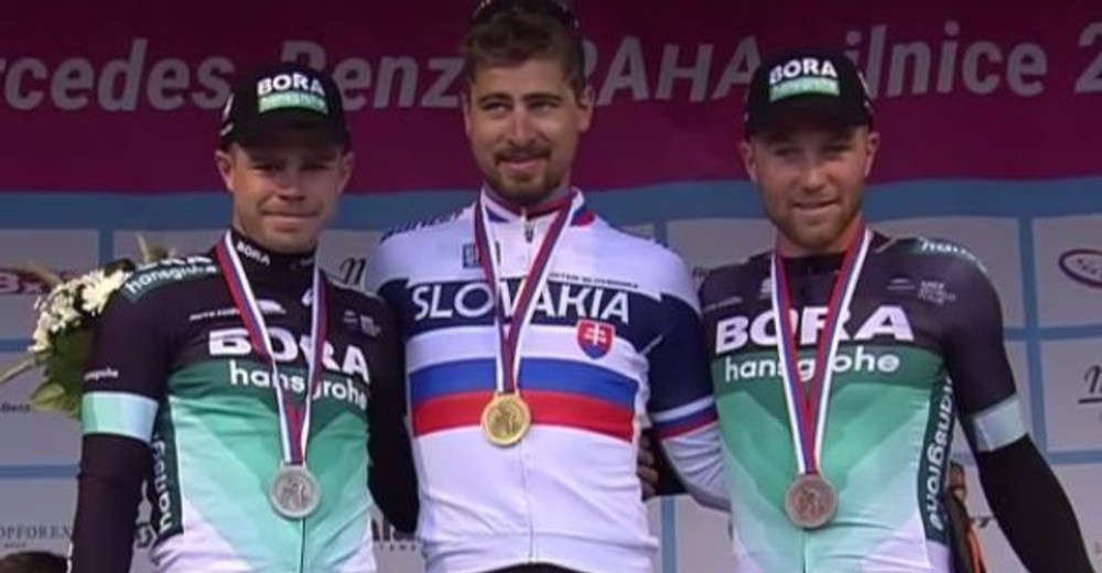 Saganovci a Kolar na stupnoch vitazov MSR.jpg