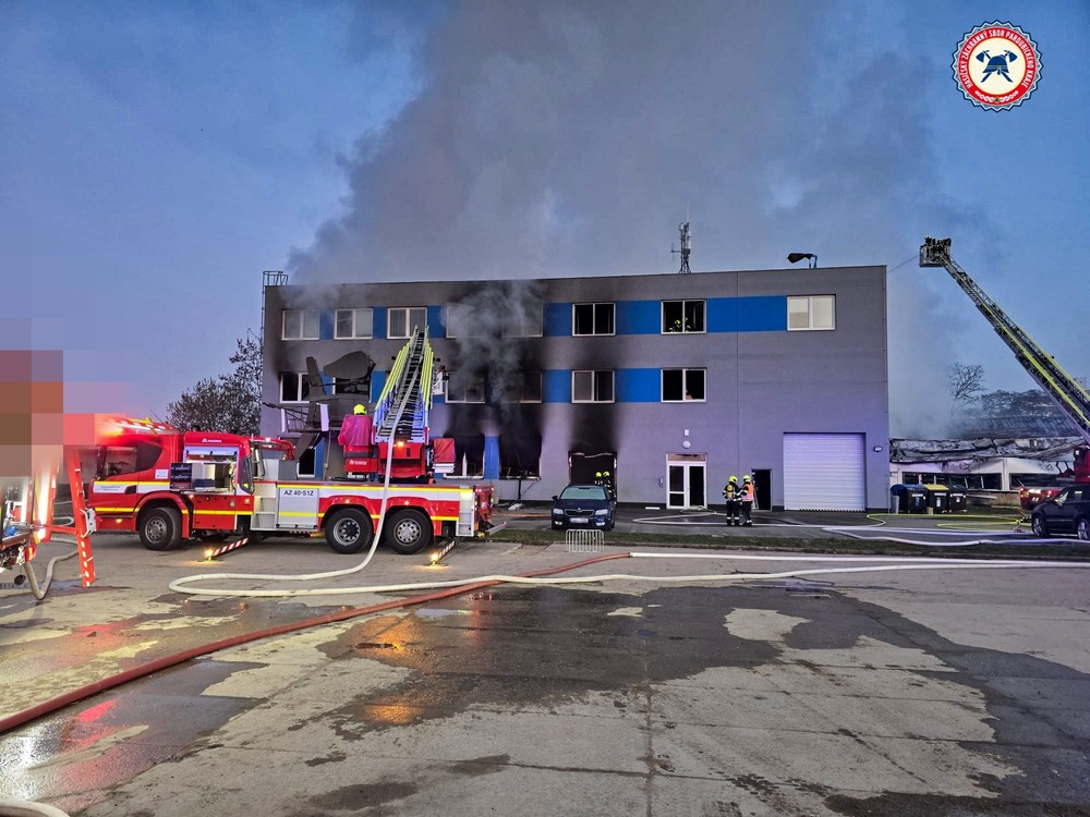 Požiar výrobného centra izraelských zbraní v Pardubiciach 5