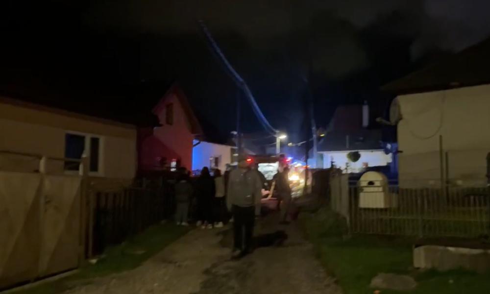 Plamene zachvátili domovú prístavbu. Príčinou požiaru mohlo byť auto