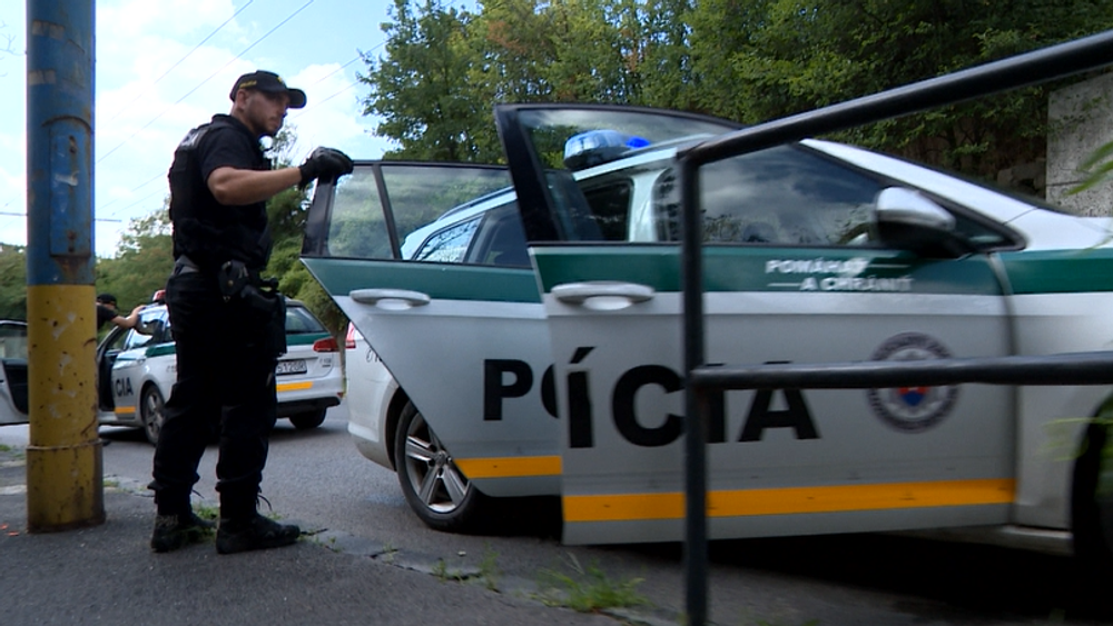 Strach, panika a obrovský šok! Besniaci muž hádzal kamene do áut za plnej premávky