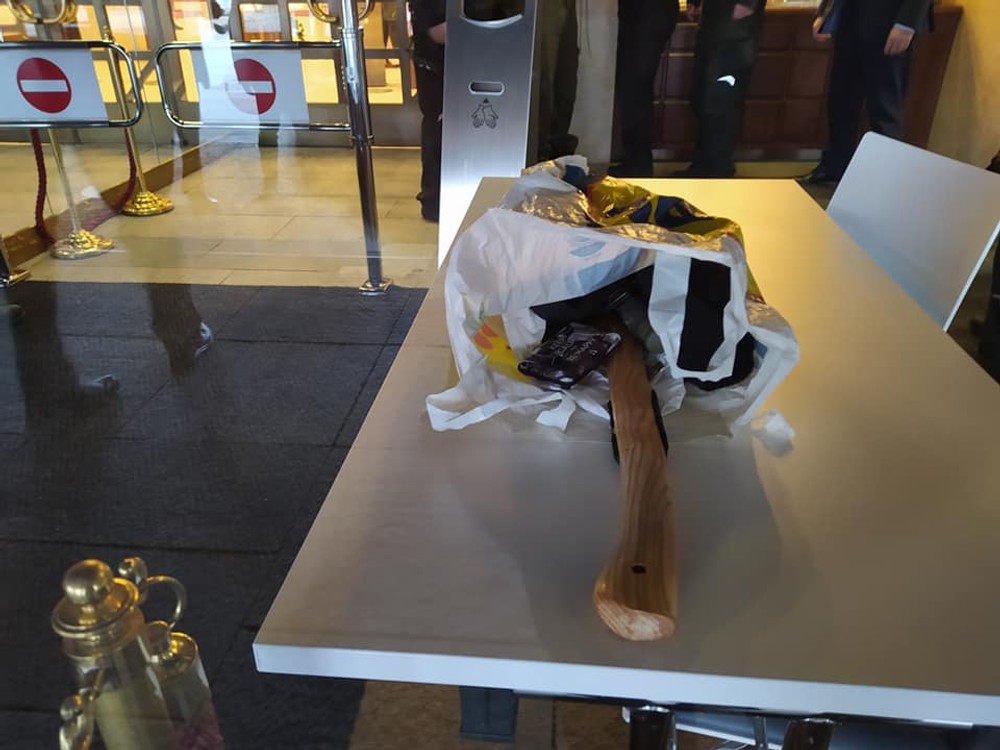 Do budovy sa snažil dostať mladík so sekerou v ruke 