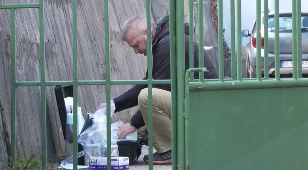 muž bodol školáčky