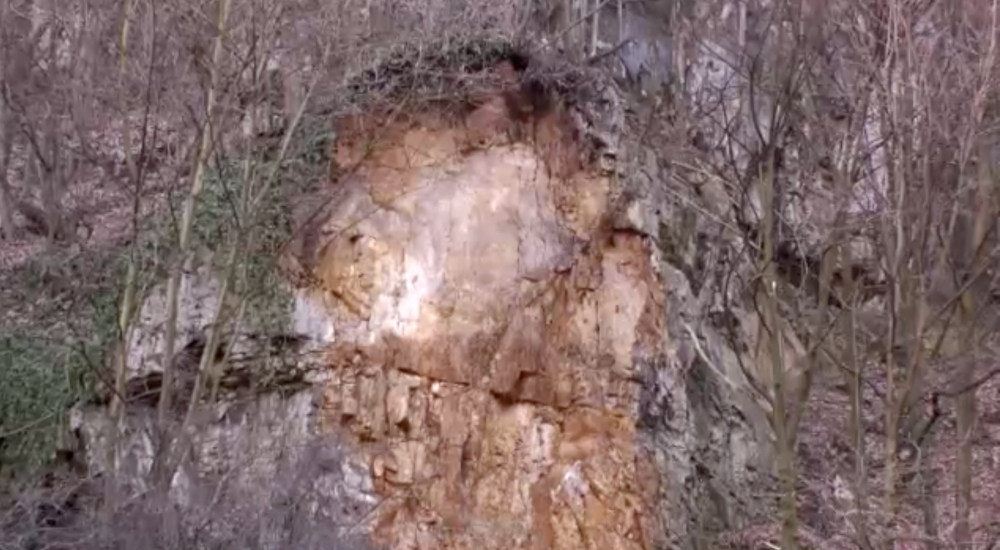 Časť skaly sa zosypala na miestnu komunikáciu