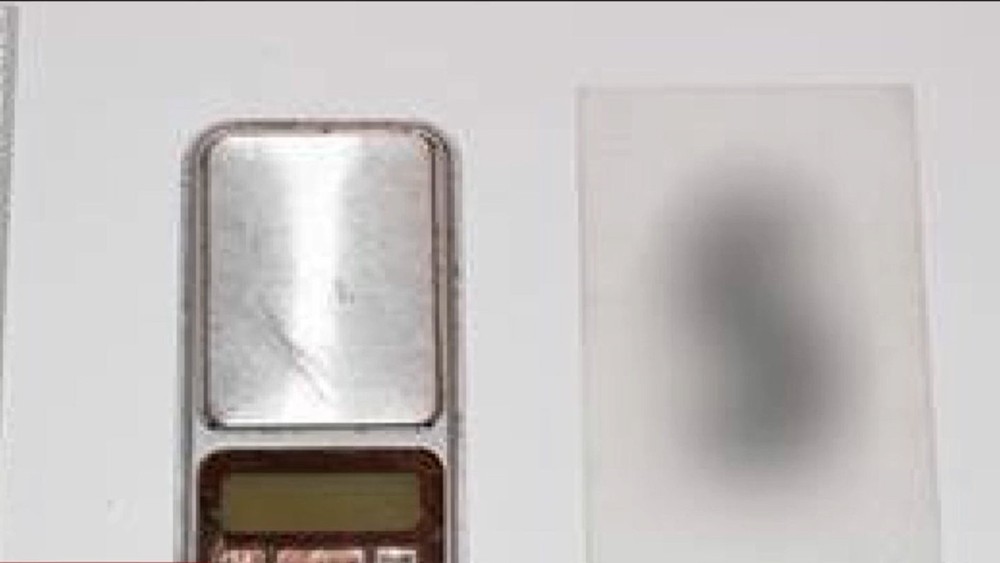 Policajti našli váhu a v nádobách sušené rastliny.