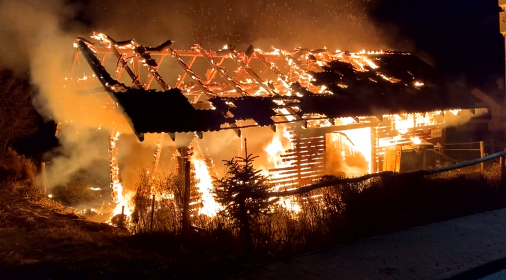 Zhorelo mu auto a teraz konská maštaľ