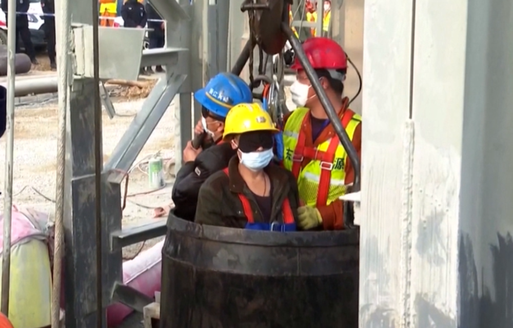 Záchranárom sa podarilo vyslobodiť baníkov, ktorí uviazli stovky metrov pod zemou 