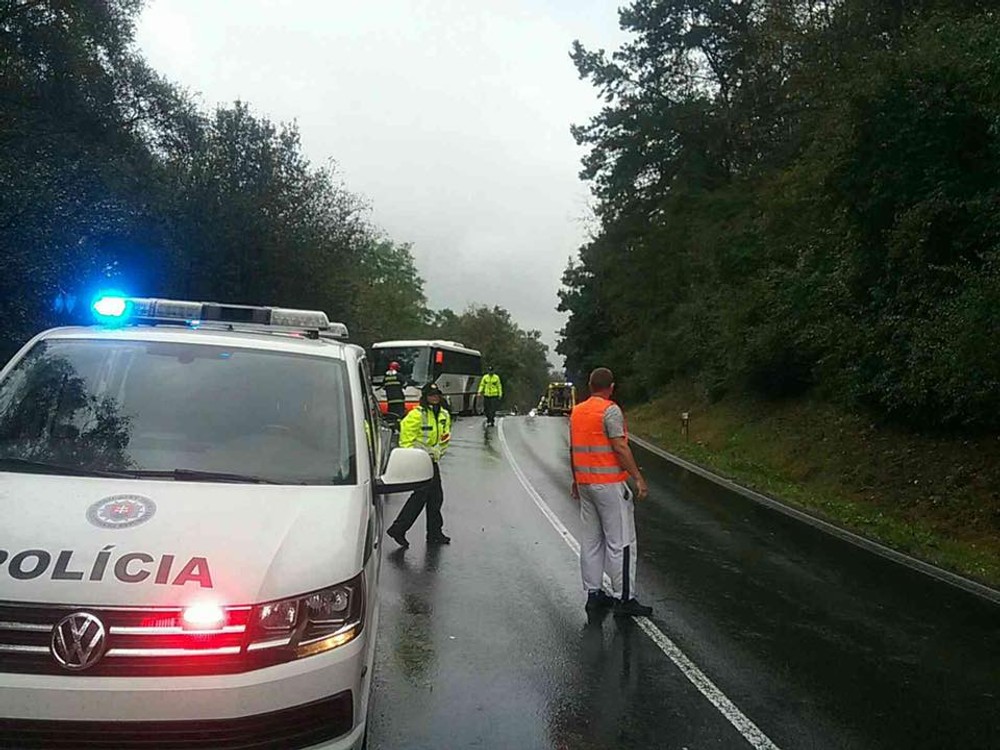 Na východe Slovenska sa zrazil autobus s osobným vozidlom