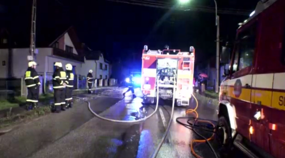 Séria bleskov na Horehroní pripravila mladú rodinu o strechu nad hlavou, dom úplne vyhorel 