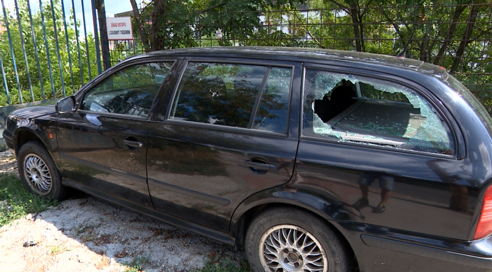 Strach, panika a obrovský šok! Besniaci muž hádzal kamene do áut za plnej premávky