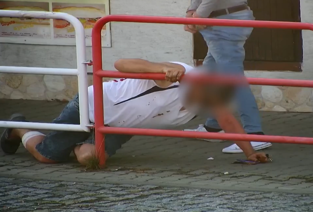 Zlodej okradol podguráženého muža. Tváril sa, že mu ide pomôcť