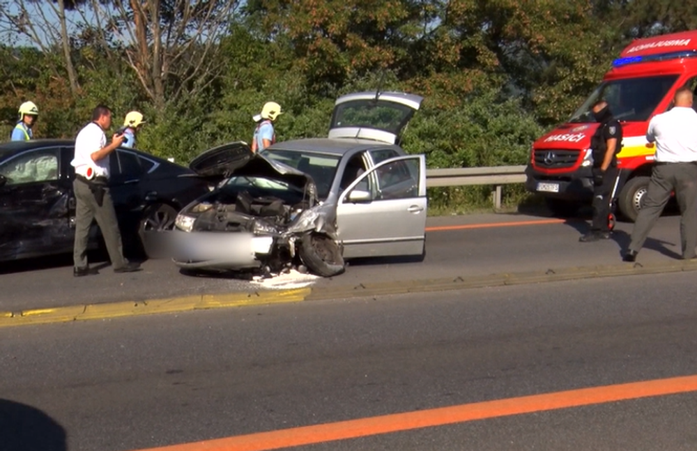 Zrážka troch vozidiel uzavrela diaľnicu do Košíc, v oboch smeroch to spôsobilo kolóny 