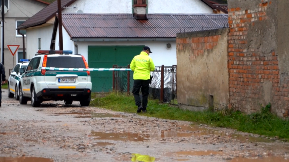 Popíjal s miestnymi, no domov sa už nevrátil. Záhadná smrť v uličke pri stanici prináša množstvo otáznikov