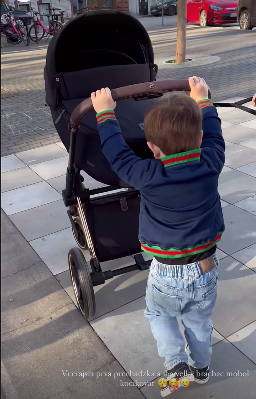 Cibulkovej Jakubko kočíkuje sestru