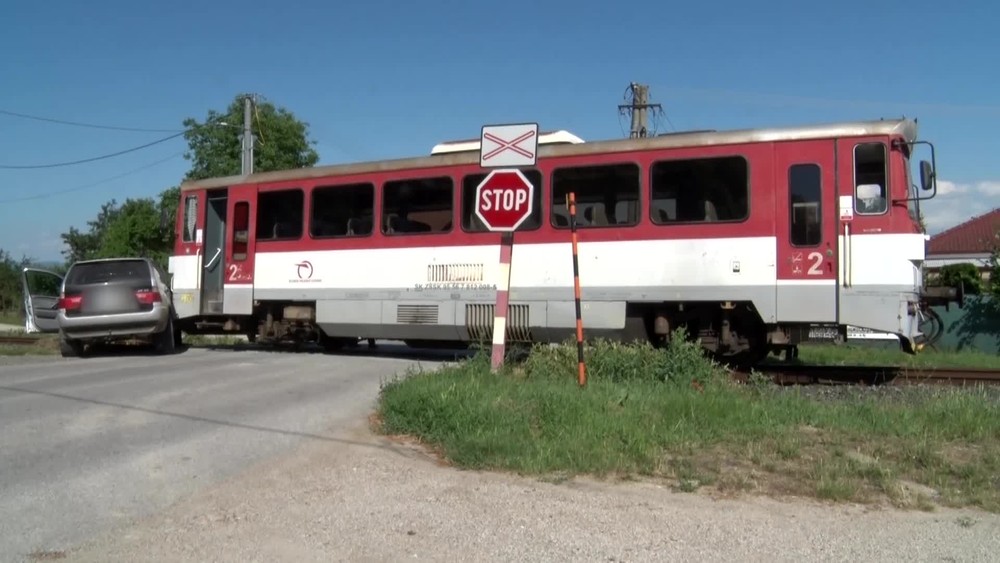 Auto sa zrazilo s osobným vlakom