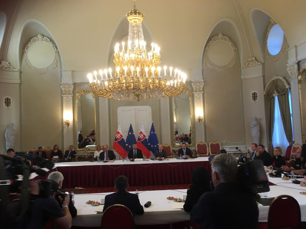 Premiér Pellegrini inicioval stretnutie za okrúhlym stolom