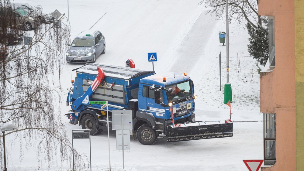 Sneženie a poľadovica skomplikovali dopravu a pohyb pre vodičov i chodcov