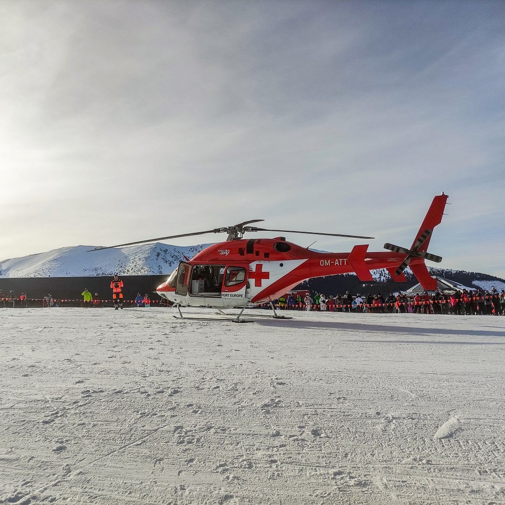 Lyžiar sa zrazil so štvorčlennou rodinou