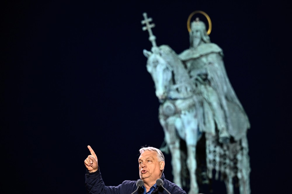 Mítingy Fideszu a TISZA deň pred voľbami v Maďarsku