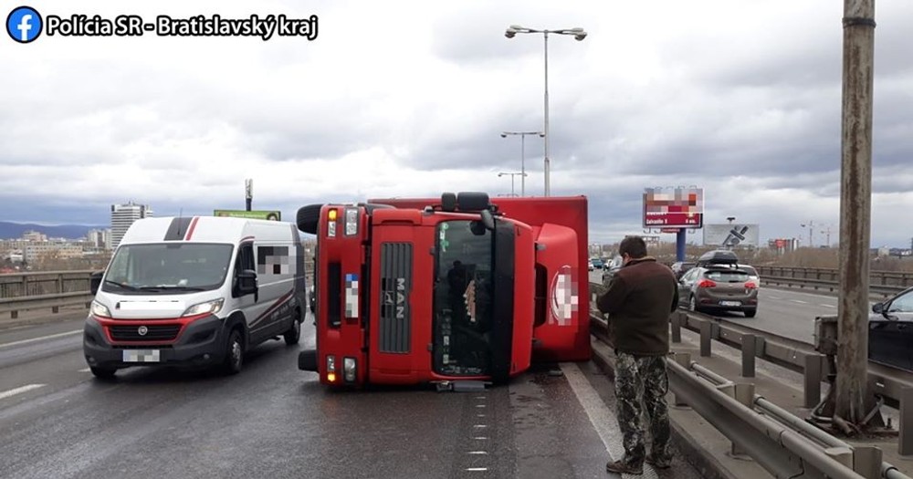 Víchrica prevrátila kamión