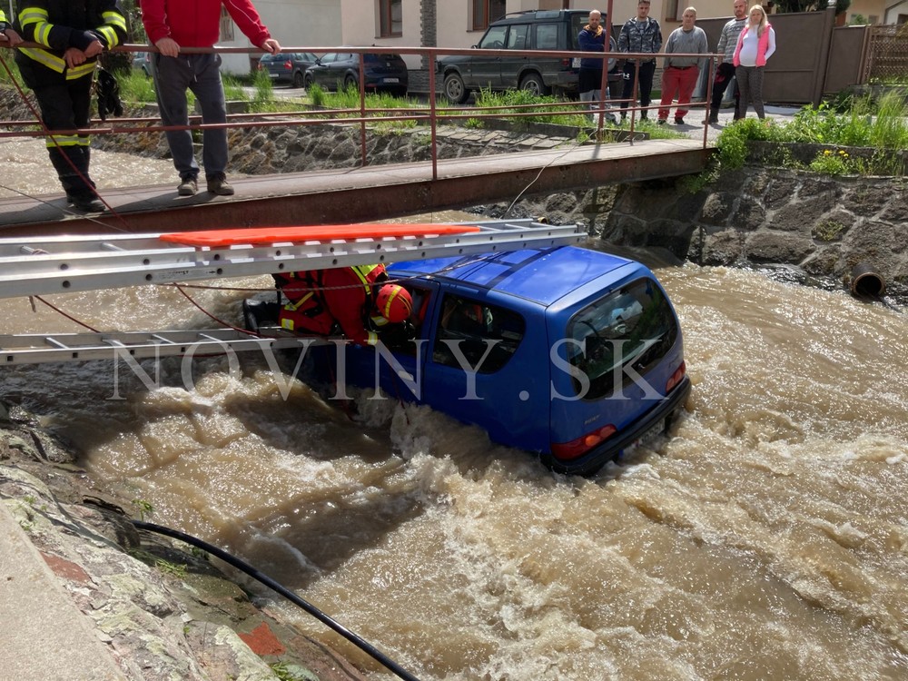 Záchranná akcia v obci Voznica