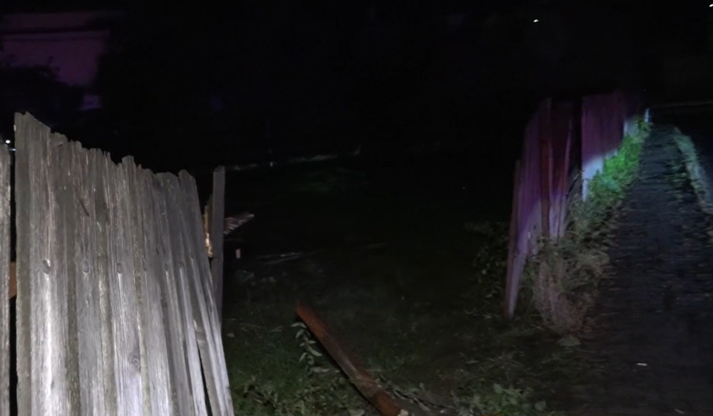 Auto skončilo takmer v dome