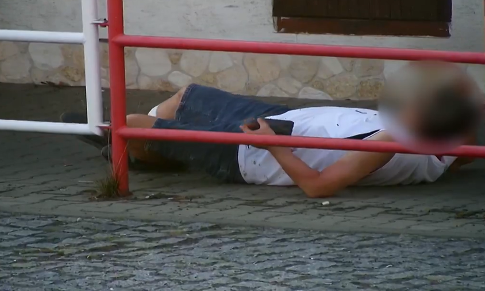 Zlodej okradol podguráženého muža. Tváril sa, že mu ide pomôcť