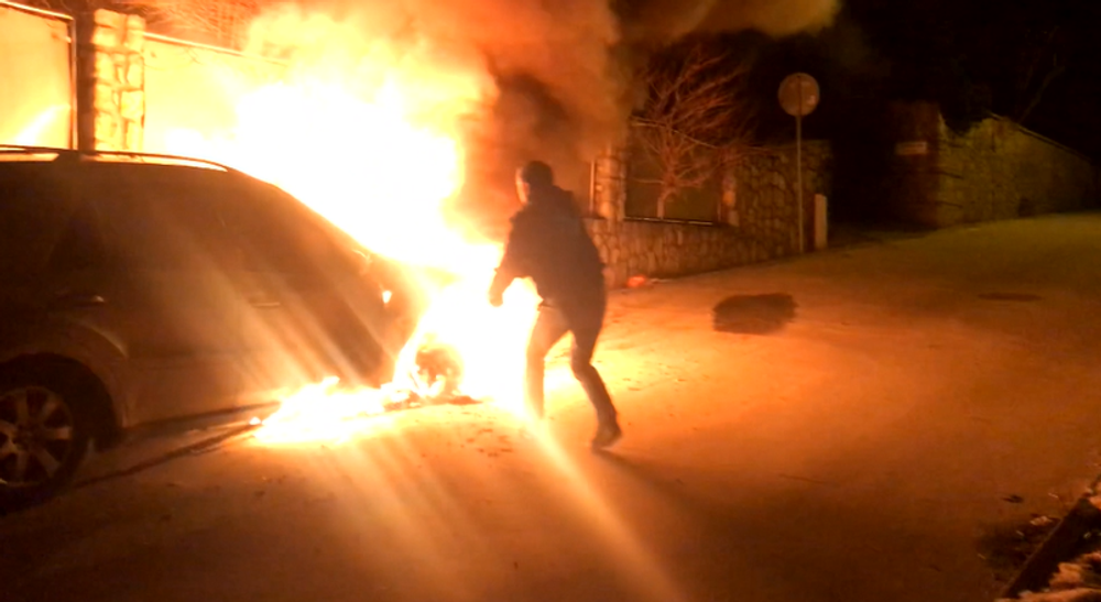 Zhorelo mu auto a teraz konská maštaľ