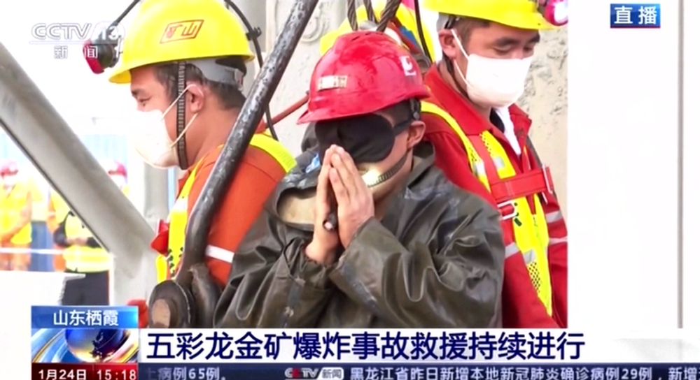 Záchranárom sa podarilo vyslobodiť baníkov, ktorí uviazli stovky metrov pod zemou 