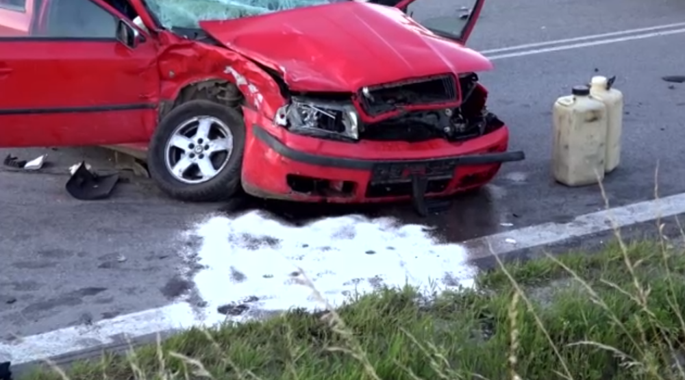 Jeden mŕtvy, traja ťažko a traja ľahko zranení. Toto je výsledok zrážky troch áut