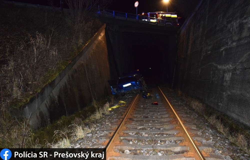 Opitý vodič prežil pád z desaťmetrovej výšky