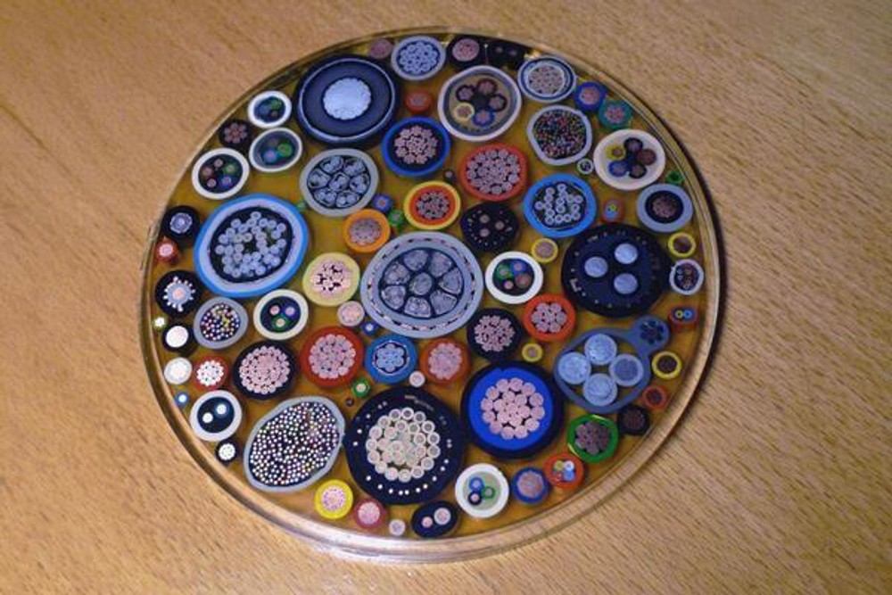 Prerezané káble rôznych veľkostí a tvarov