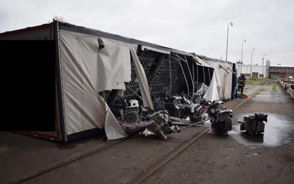 Prevrátený kamión 2