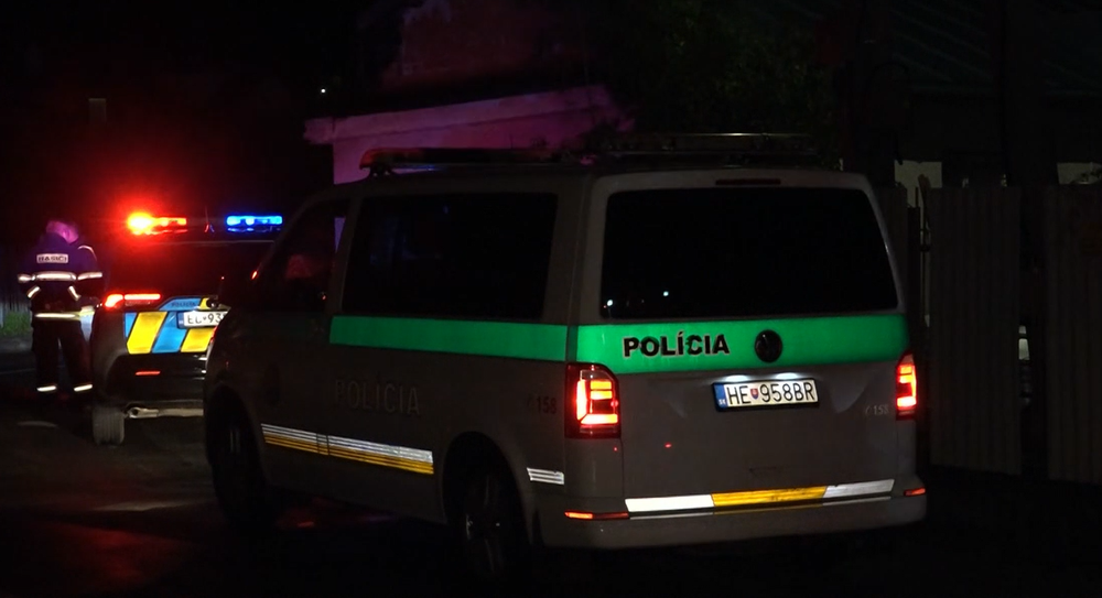 Auto skončilo takmer v dome