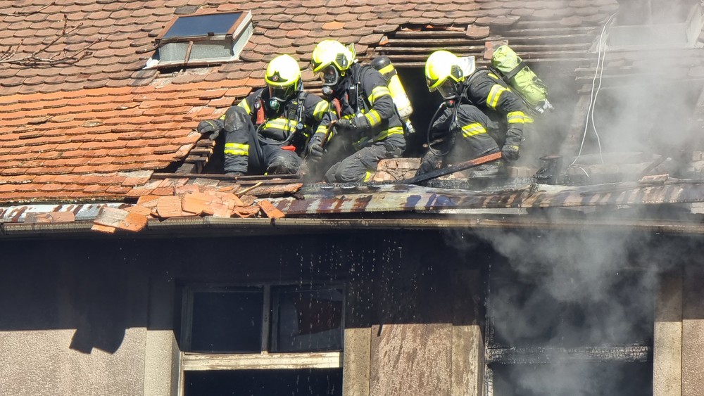 hasici zachranovali strechu