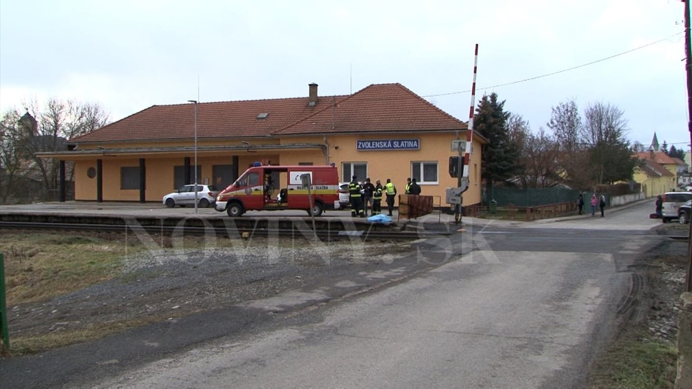 Vlak zachytil muža, ktorý stál príliš blízko pri železničnom priecestí