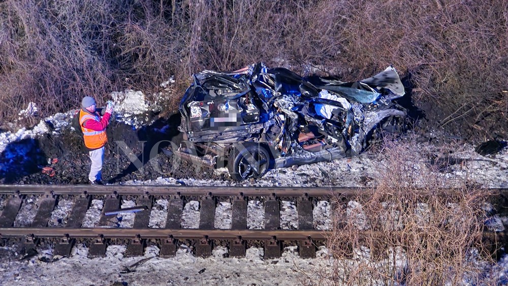 Auto spadlo z mosta na trať