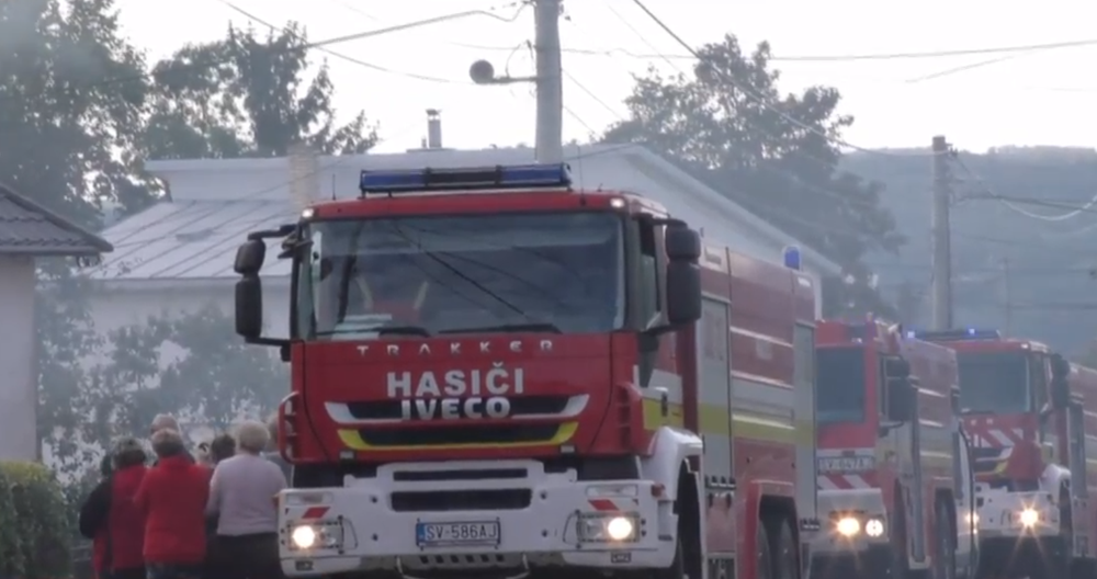 Strecha v plameňoch: Pomoc hasičov z okolia Sniny potreboval ich vlastný kolega 