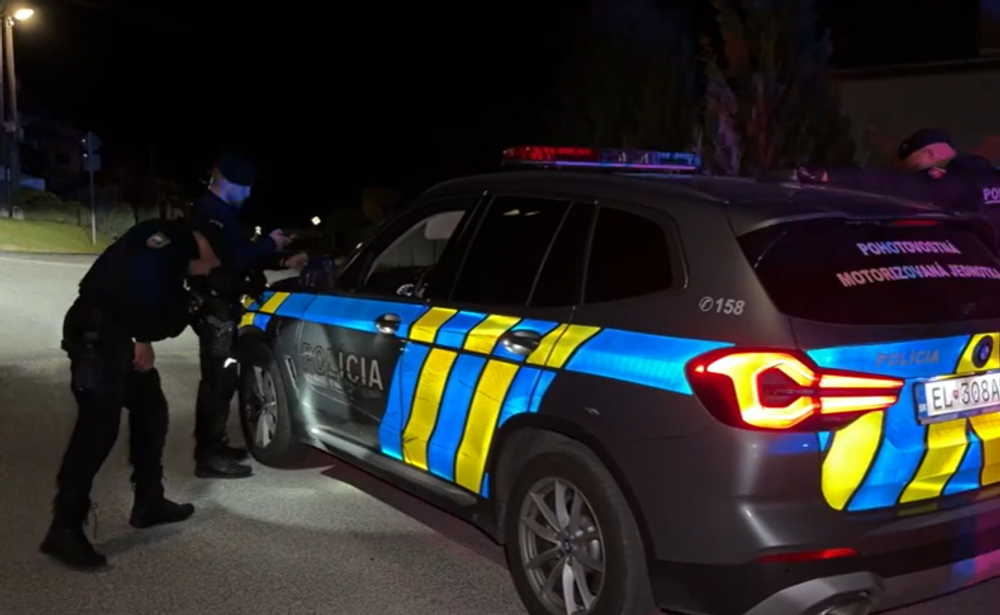 Muž nabúral do policajtov
