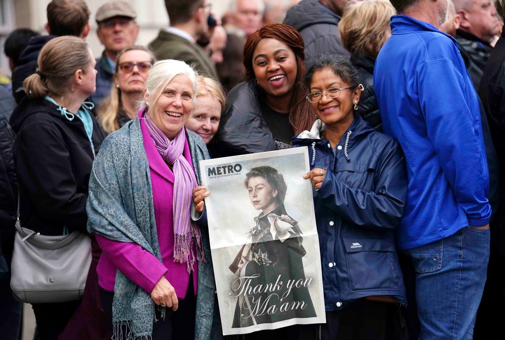 Británia sa lúči s kráľovnou Alžbetou II.