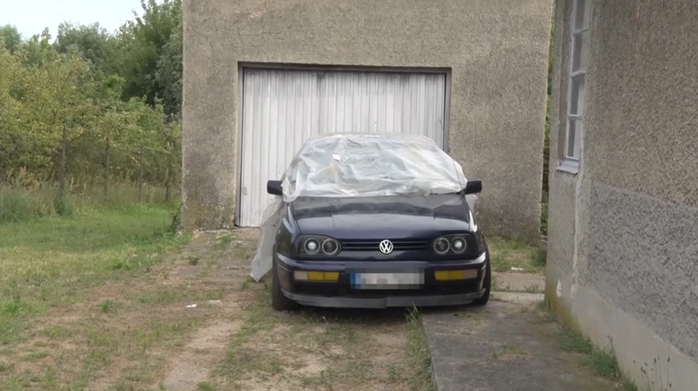 muža privalilo auto