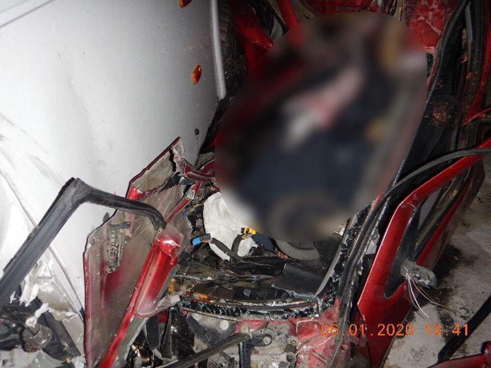 Čelná zrážka s autobusom sa skončila tragicky. Z osobného auta zostali len stlačené plechy 