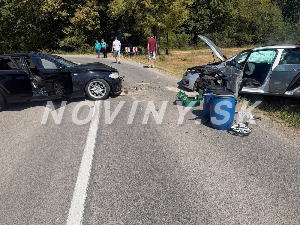 Nehoda dvoch áut pri obci Hosťovce 