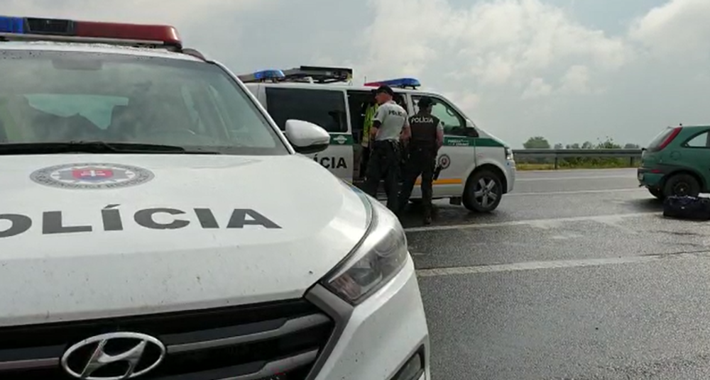 Pri náraze do zvodidiel zomrela žena. Pravdepodobne nemala zapnutý bezpečnostný pás