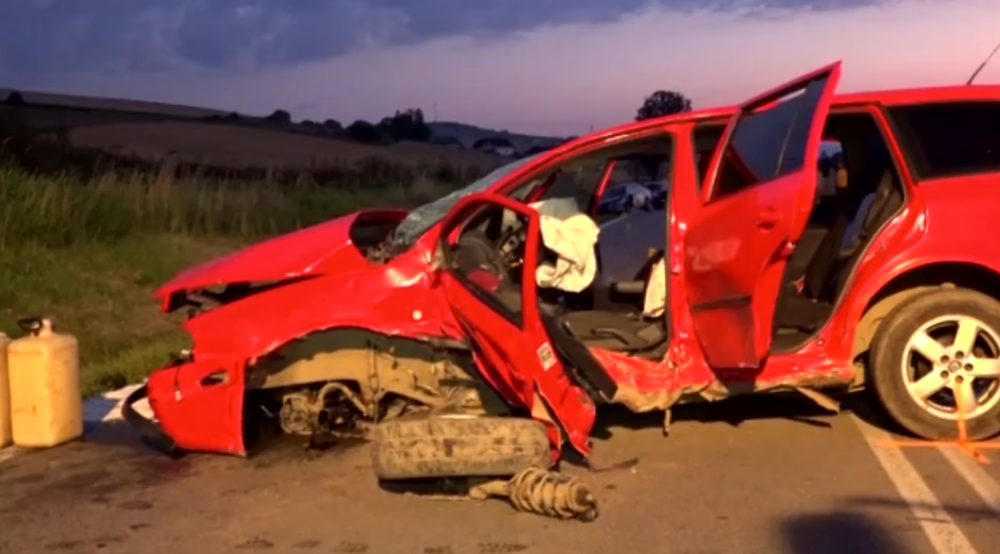 Jeden mŕtvy, traja ťažko a traja ľahko zranení. Toto je výsledok zrážky troch áut