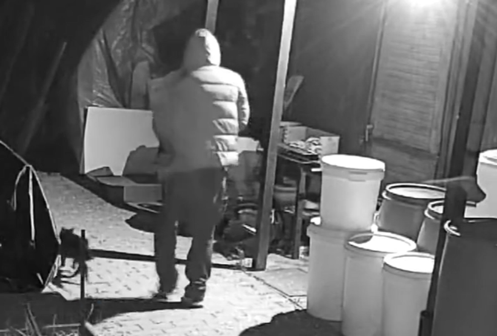 Zlodej v chate expolicajta