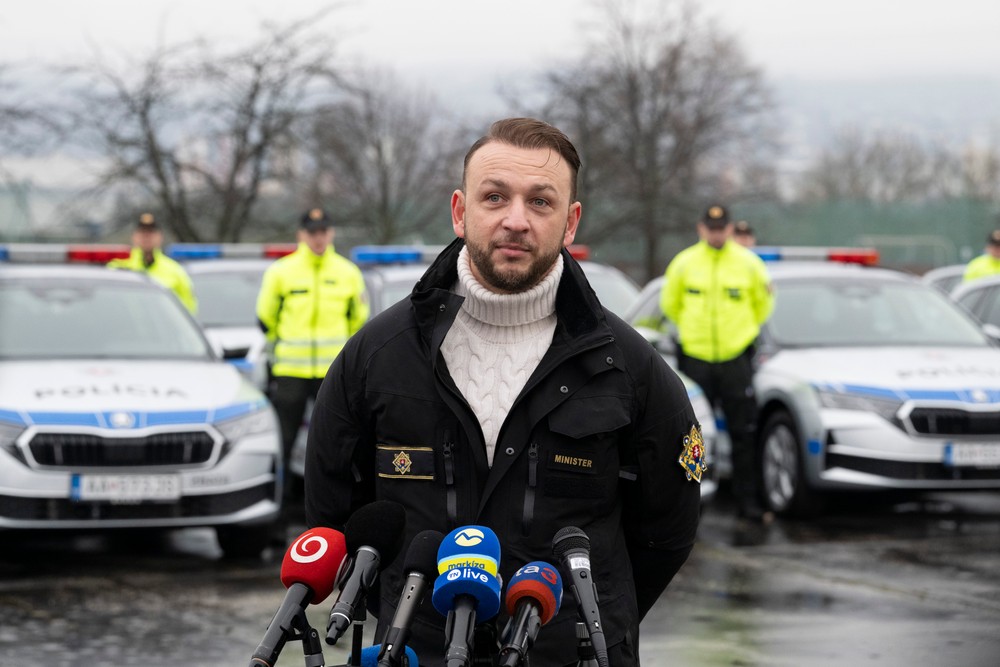 Nové vozidlá Škoda Oktávia, ktoré odovzdali policajtom dopravnej polície Slovenskej republiky
