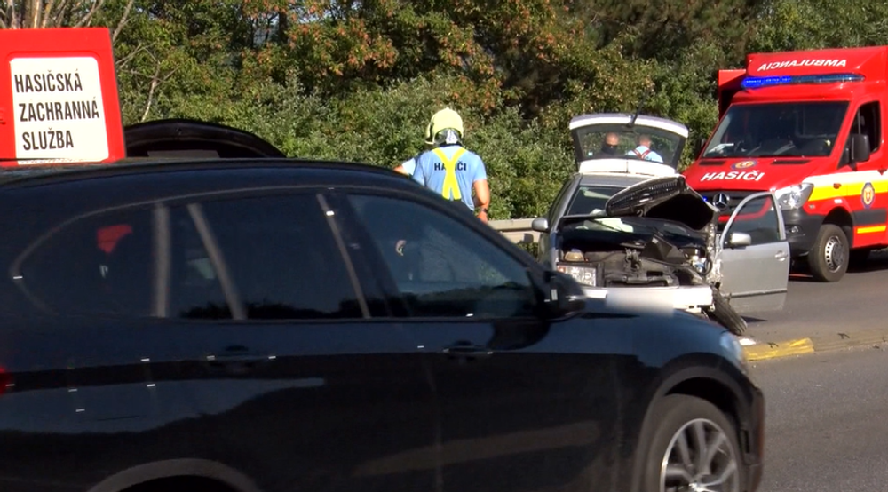 Zrážka troch vozidiel uzavrela diaľnicu do Košíc, v oboch smeroch to spôsobilo kolóny 