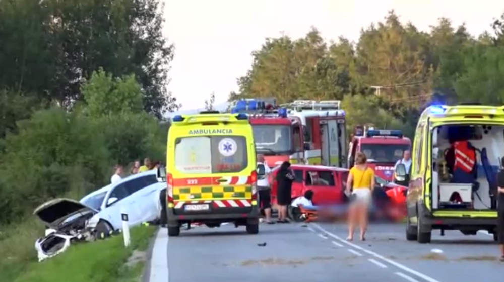 Jeden mŕtvy, traja ťažko a traja ľahko zranení. Toto je výsledok zrážky troch áut