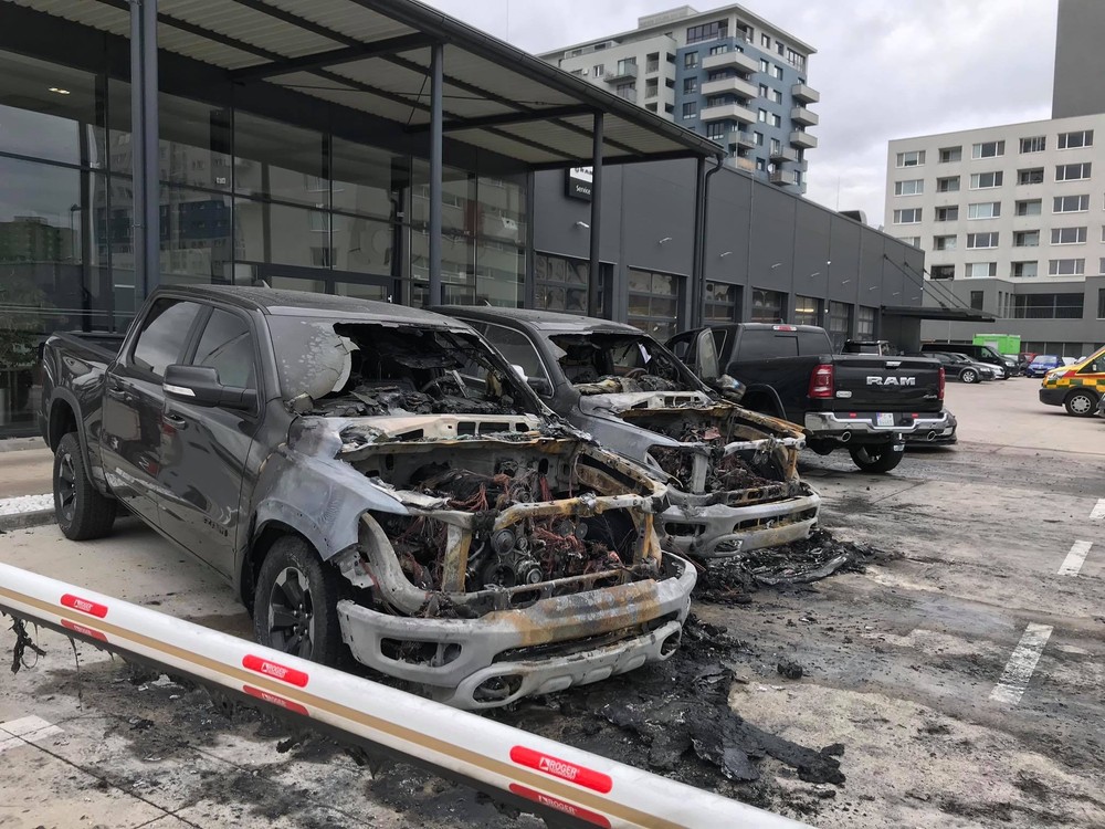 Podpaľač zapálil luxusné autá